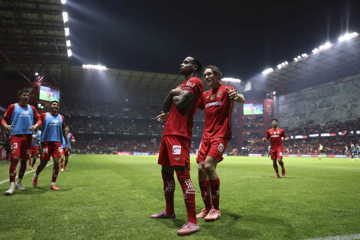 Toluca players celebrate during the Apertura 2025 regular season