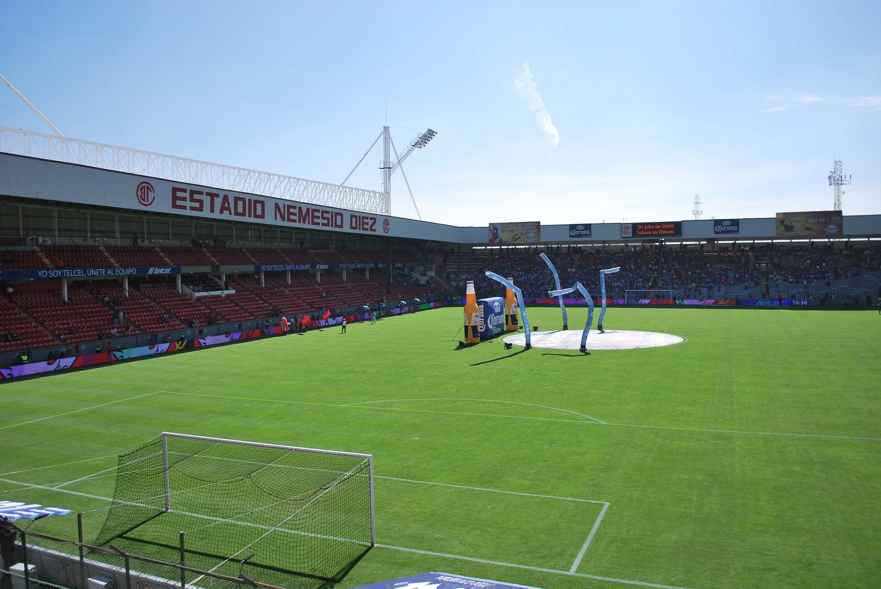 Supporters and players before a Toluca match at Estadio Nemesio Diez
